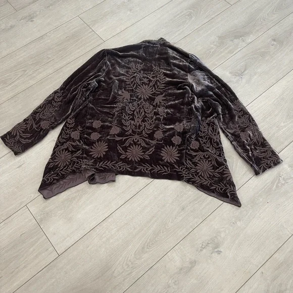 Johnny was Elegant Velvet Floral Jacket - Picture 2 of 6